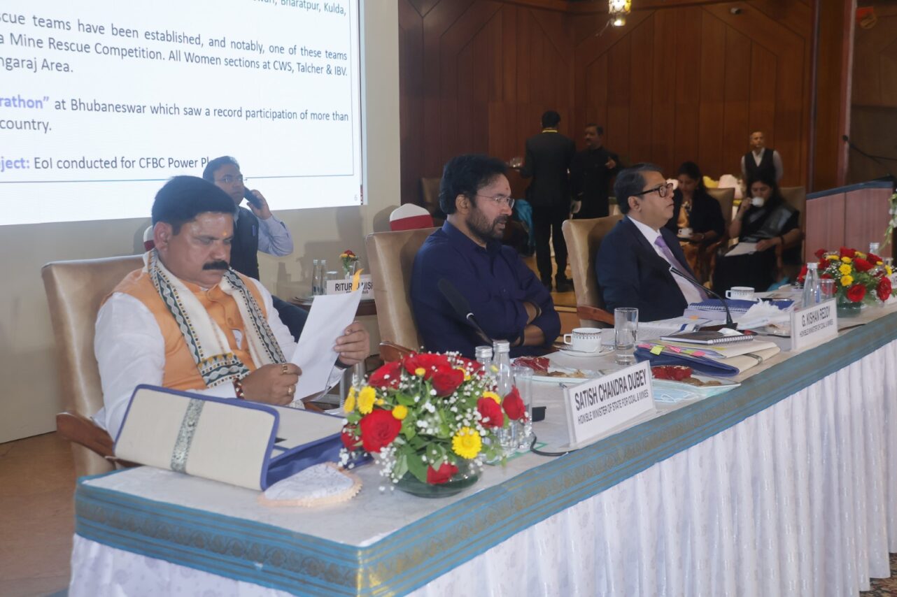 Hon’ble Minister of Coal and Mines, Shri G. Kishan Reddy, along with Hon’ble Minister of State for Coal and Mines, Shri Satish Chandra Dubey, and senior dignitaries on the dais at the half-yearly