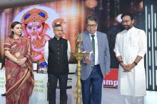 माननीय केंद्रीय कोयला और खान मंत्री श्री जी. किशन रेड्डी, कोयला और खान मंत्रालय के वरिष्ठ अधिकारियों के साथ 'इंडिया माइनिंग वीक 2026' के कर्टेन रेज़र कार्यक्रम में औपचारिक दीप प्रज्वलित करते हुए।